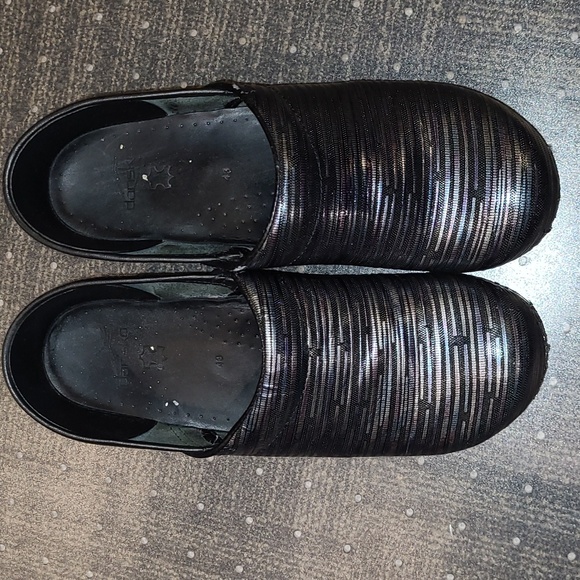 Pre-loved Size 43 dansko clog.  Pre-loved Size 43 dansko clog. - Picture 3 of 10